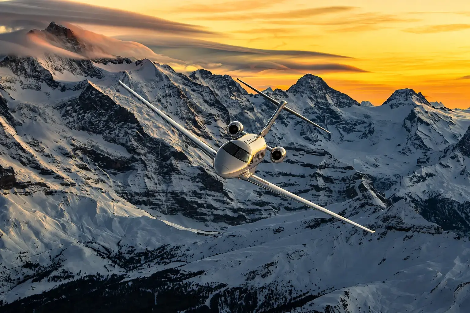 Abendlicher Blick über einen bayerischen See aus der Luft